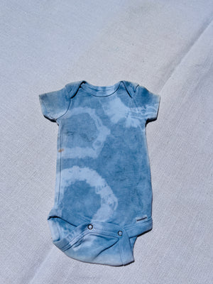 plant dyed cotton baby onesie 0-3m - earthen yourself